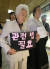 11년 전 일본군 위안부 피해 할머니들이 스즈키 노부유키에 대한 명예훼손·모욕 혐의 고소장을 제출하기 위해 서울중앙지검으로 들어서고 있는 모습. 피켓을 들고 있는 이옥선 할머니는 지난해 별세했다. 연합뉴스 