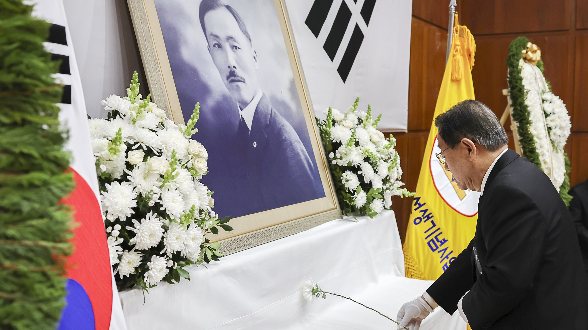 헌화하는 김재실 도산안창호선생기념사업회 화장. 연합뉴스