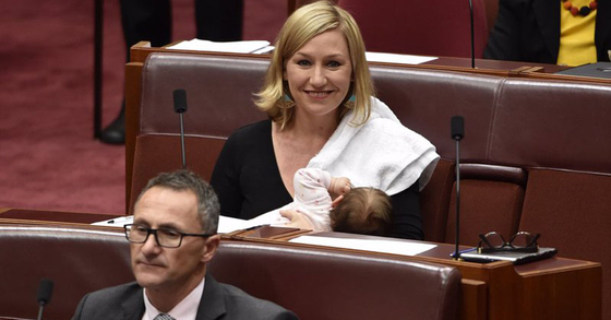 지난 2017년 5월 호주의 라리사 워터스 상원의원이 의회 본회의장에서 생후 2개월 된 딸 알리아 조이에게 모유를 수유하며 환하게 웃고 있다. 주변 동료 의원들은 워터스 의원의 행동에 개의치 않았다. 사진 워터스 의원 트위터