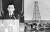 박정희 전 대통령이 1976년 1월 15일 연두기자회견을 하고 있다. 오른쪽은 박 전 대통령이 석유가 나왔다고 발표한 포항시 대도동 영일 유전의 석유시추탑. 중앙포토