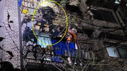 5층 난간 매달려 덜덜 떤 노인…경찰이 달려가 수갑 채운 이유
