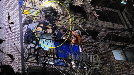 5층 난간 매달려 덜덜 떤 노인…경찰이 달려가 수갑 채운 이유