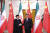 지난달 14일 베이징에서 열린 공식 환영식에서 에브라힘 라이시 이란 대통령(왼쪽)이 시진핑 중국 국가주석과 악수를 하고 있다. AP=연합뉴스
