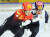 린샤오쥔(왼쪽)과 박지원이 12일 서울 목동아이스링크에서 열린 ISU 세계쇼트트랙선수권대회 남자 1000m 8강에서 몸싸움을 벌이고 있다. 연합뉴스