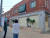 청주 운천동 운리단길을 찾은 주민들이 일타 스캔들 촬영장소인 국가대표 반찬가게 앞에서 기념촬영을 하고 있다. 최종권 기자