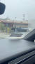 지난 11일 미국 캘리포니아주 로스앤젤레스에서 비가 내리는 가운데 사람들이 퍼스트 리퍼블릭은행 지점 앞에 줄을 서 있는 모습. 한 소셜 미디어 동영상에서 캡처한 사진이다. 로이터=연합뉴스