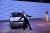 지난 1월 인도 그레이터 노이다에서 현지 유명 영화배우 샤루크 칸이 현대차 전기차 아이오닉5 앞에 서 있다. 로이터=연합뉴스