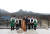 정용진(가운데) 신세계그룹 부회장이 8일 서울 은평구 북한산국립공원 인근 스타벅스 ‘더북한산점’을 방문해 기념촬영을 하고 있다. 사진 신세계그룹