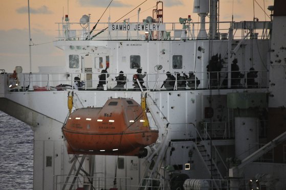 2011년 아덴만 여명작전 중 선교를 장악하는 해군 특전단 대원의 모습 사진 해군 