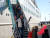 13일 오전 강원 속초시 청호동 속초항 국제크루즈터미널(속초항)에 입항한 아마데아호(2만9008t)에서 내리는 승객들이 손을 흔들고 있다. 박진호 기자