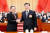 최근 3기 집권의 막을 연 시진핑 중국 국가주석이 다음 주 러시아를 방문할 것이라는 외신 보도가 이어지고 있다. 사진은 지난 11일 리창 총리(왼쪽)와 웃으며 악수하는 모습. [신화=연합뉴스]