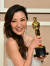  말레이시아 배우 양쯔충(양자경·60)이 영화 '에브리씽 에브리웨어 올 앳 원스'(이하 에브리씽)로 미국 아카데미(오스카) 여우주연상을 받았다. 아시아계 배우가 오스카 여우주연상을 받은 것은 이번이 처음이다. AFP=연합뉴스