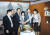 2006년 4월 14일 변양균(왼쪽에서 셋째) 기획예산처 장관이 모성보호실 개관식에서 직원들과 축하 케이크를 자르고 있다. [사진 변양균]