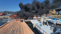통영 항구서 레저보트에 불…다른 선박 4척에 불 옮겨붙어