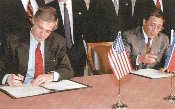 1994년 제네바 합의 서명장에서 당시 로버트 갈루치 미국 북핵 특사(왼쪽)와 강석주 노동당 국제담당 비서(2016년 사망)가 합의안에 서명하고 있다. 갈루치 교수는 당시 합의에 이어 북미관계 정상화를 기대했었다고 밝혔다. 중앙포토