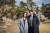 영화 '헤어질 결심' 결말 장면이 촬영된 로케이션에서 주연 배우 탕웨이(왼쪽)와 박해일이 촬영 막간 기념 촬영을 했다. [사진 CJ ENM]
