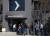 13일(현지시간) 미국 캘리포니아주 산타클라라에 있는 실리콘밸리은행(SVB) 본사 앞에 사람들이 줄을 서고 있다. [신화=연합뉴스]