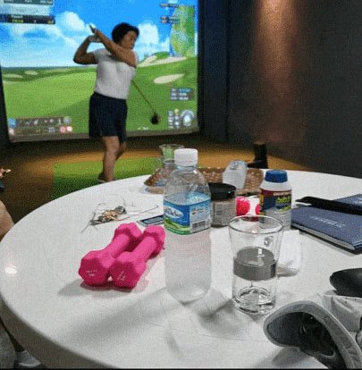 우원씨가 공개한 서울 서대문구 연희동 자택 내 스크린 골프. 사진 SNS 캡처