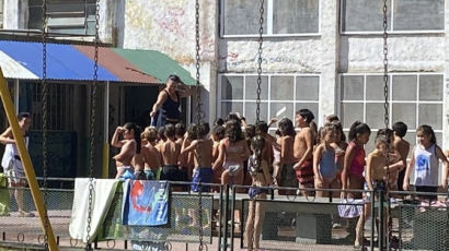 ‘최악의 폭염’ 아르헨서 초등학생들 수영복·슬리퍼 차림으로 등교