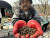서울 은평구의 양봉농가에서 농장주가 폐사한 꿀벌을 들고 있다. 천권필 기자