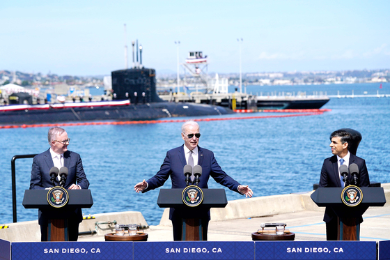 13일(현지시간) 캘리포니아주 샌디에이고 포인트 로마 해군기지에서 버지니아급 핵 추진 잠수함인 미주리함을 배경으로 오커스(AUKUS) 정상회담 결과를 설명하는 앤서니 앨버니지 호주 총리, 조 바이든 미국 대통령, 리시 수낵영국 총리(왼쪽부터). 미국은 2032년께 버지니아급 핵 추진 잠수함 3~5척을 호주에 팔고, 영국·호주는 합작해 최소 8척의 핵 추진 잠수함을 건조하기로 했다. 호주 국방부는 이번 계획에 2055년까지 2450억 달러(약 320조원)가 소요될 것이라고 밝혔다. [AP=연합뉴스]