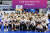 흥국생명 선수들이 15일 화성종합경기타운 실내체육관에서 열린 IBK기업은행전에서 세트스코어 3-0으로 정규리그 1위를 확정한 뒤 트로피를 들고 기념 촬영을 하고 있다. 연합뉴스