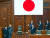 2003년 6월 9일 오전 일본 국회의사당에서 연설을 마친 노무현 대통령이 의원들의 기립박수에 손을 들어 답하며 의사당을 떠나고 있다. 청와대사진기자단 