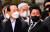 지난해 3월 박근혜 전 대통령의 퇴원을 기다리며 삼성서울병원 앞에 서 있는 최경환 전 경제부총리. 뉴스1