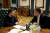 지난달 16일 우크라이나를 방문한 엘리 코헨(오른쪽) 이스라엘 외무장관이 수도 키이우 대통령궁에서 볼로디미르 젤렌스키 우크라이나 대통령을 만나 대화하고 있다. AFP=연합뉴스