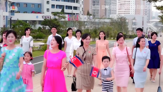 북한 조선중앙TV는 8일 평양 거리를 오가는 사람들의 옷차림이 다채로워지고 있다고 보도했다. 사진은 여러 디자인의 달린옷(원피스의 북한식 표현)을 입은 북한 여성들의 모습. 조선중앙TV 화면