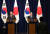 윤석열 대통령과 기시다 후미오 일본 총리가 16일 오후 일본 도쿄 총리 관저에서 열린 공동 기자회견에서 보도진 질의를 듣고 있다.연합뉴스