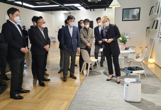 이재용 삼성전자 회장이 2020년 서울 서초구 우면동 삼성전자 연구개발(R&D) 캠퍼스를 찾아 서비스 로봇을 살펴보고 있다. 사진 삼성전자