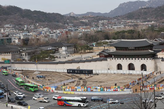 광화문 앞에 기단(基壇) 복원...57년만에 공개된 일제 전차 철로