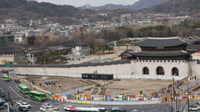 광화문 앞에 기단(基壇) 복원...57년만에 공개된 일제 전차 철로