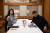 김건희 여사가 17일 일본 도쿄 한 식당에서 세계적인 건축가 안도 다다오와 오찬을 하며 이세이미야케 옷을 선물받고 있다. 연합뉴스