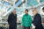 오세훈 서울시장(가운데)이 14일(현지시간) 영국 런던에 있는 대관람차 '런던아이'에 탑승해 런던아이를 설계 및 운영하고 있는 관계자들과 이야기를 나누고 있다. 사진 서울시