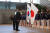 1박2일 일정으로 일본을 방문한 윤석열 대통령이 16일 오후 일본 도쿄 총리 관저에서 기시다 후미오 총리와 의장대 사열을 하며 양국 국기에 예를 갖추고 있다. 연합뉴스