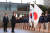 1박2일 일정으로 일본을 방문한 윤석열 대통령이 16일 오후 일본 도쿄 총리 관저에서 기시다 후미오 총리와 의장대 사열에 앞서 국기에 경례하고 있다. 연합뉴스