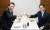 윤석열 대통령과 기시다 후미오 일본 총리가 16일 밤 일본 도쿄 긴자의 오므라이스 노포에서 생맥주로 건배하고 있다. 연합뉴스