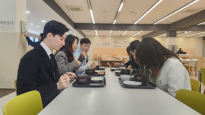 1000원 밥상ㆍ뷔페 이은 공짜 아침밥…대학 식당 앞 장사진[르포]