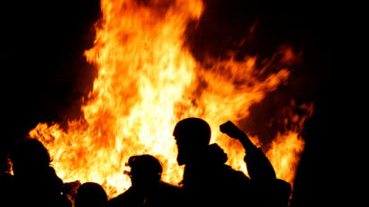 "화약통에 불 붙였다"…연금개혁 반대 시위, 시험대 선 마크롱