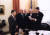 1986년 로널드 레이건(맨 오른쪽) 미국 대통령이 이란-콘트라 사건이 불거지자 캐스퍼 와인버거 국방장관, 조지 슐츠 국무장관, 에드 미스 법무장관, 돈 리건 비서실장과 만나 대책을 논의하고 있다. 중앙포토