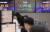 20일 오후 서울 중구 하나은행 본점 딜링룸에서 직원들이 업무를 보고 있다. 연합뉴스