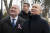 블라디미르 푸틴 러시아 대통령(오른쪽)이 18일 크림반도 합병 9주년을 맞아 크림반도의 세바스토폴을 깜짝 방문해 미하일 라즈보자예프 세바스토폴 주지사와 만났다. AP=연합뉴스