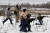 지난 1월 28일 러시아 상트페테르부르크의 탱크 공원에서 아이들이 무기 다루기 체험을 하고 있다. AFP=연합뉴스