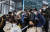 대중교통 마스크 착용 의무 해제 첫날인 20일 오전 서울 지하철 신도림역에서 시민 대부분이 마스크를 쓴 채 걸어가고 있다. 연합뉴스