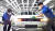 현대차 울산공장 내 전기차 ‘아이오닉 5’ 생산라인에서 현장 근로자가 차를 점검하고 있다. [사진 현대차]