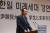 윤석열 대통령이 지난 17일 일본 도쿄 게이오대에서 열린 한일 미래세대 강연회에서 강연을 하고 있다. 뉴스1