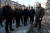 우크라이나에서 러시아의 전쟁범죄를 조사한 카림 칸 국제형사재판소 검사장(가운데)이 지난달 28일 키이우 외곽에서 주민들을 만나 대화하고 있다. 로이터=연합뉴스