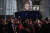 18일 파리에서 열린 시위에서 연금 개혁안에 반대하는 시민들이 에마뉘엘 마크롱 프랑스 대통령의 얼굴이 그려진 현수막을 들고 있다. 시위대는 정년을 62세에서 64세로 올리려는 마크롱 대통령의 계획에 반대하고 있다. AP=연합뉴스